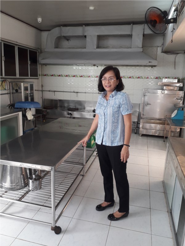Đoàn y tế UBND Q.5, đại diện PGDĐT Q.5 kiểm tra nội dung Bản cam kết bảo đảm an toàn thực phẩm đv cơ sở dv ăn uống